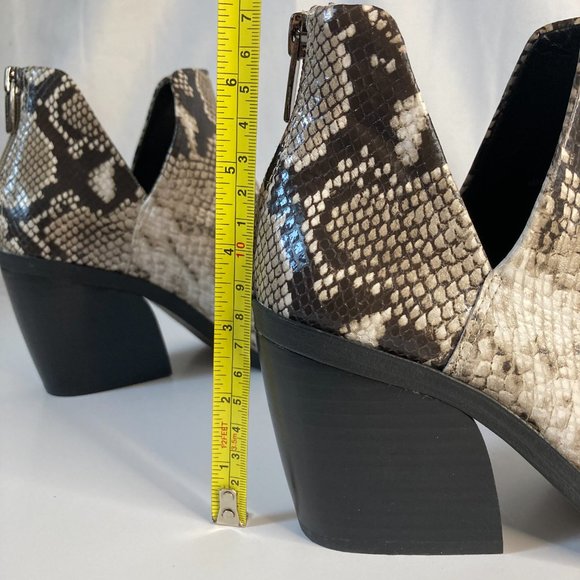 Vince Camuto Gigietta Leather Ankle Boots Size 8 1/2 Natural Multisnake - Picture 9 of 11